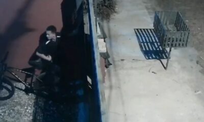 El hombre se refugió en una casa abandonada. Foto: Captura.