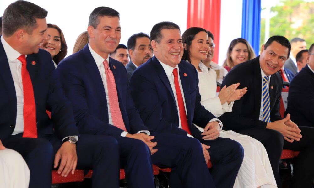 Pedro Allianan, Santiago Peña, Horacio Cartes, Chiara Capdevila y Carlos Echeverría. Foto: Gentileza.