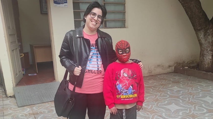 Pequeño niño accedió a una heróica prenda compresiva para luchar contra las quemaduras. Foto: MSP BS.