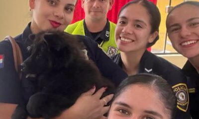 Policías posaron orgullosas por haber recuperado al can. Foto: Gentileza.