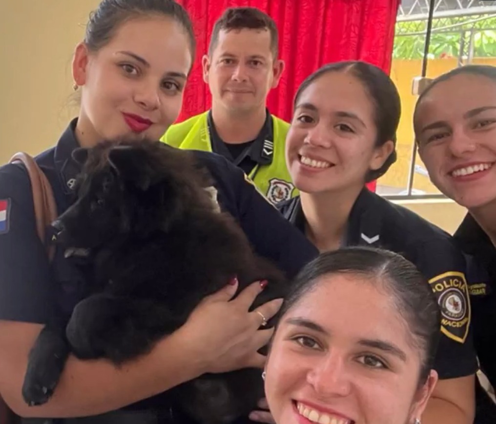 Policías posaron orgullosas por haber recuperado al can. Foto: Gentileza.