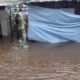 Situación tras breves lluvias en el Mercado de San Lorenzo. Foto: Captura @natiromeropy