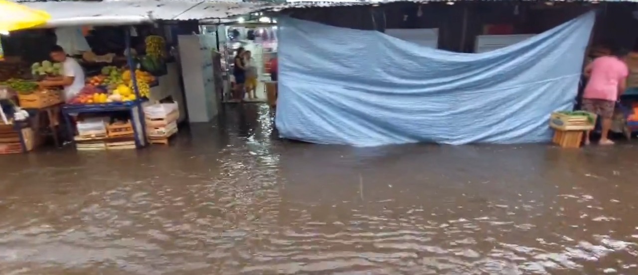 Situación tras breves lluvias en el Mercado de San Lorenzo. Foto: Captura @natiromeropy