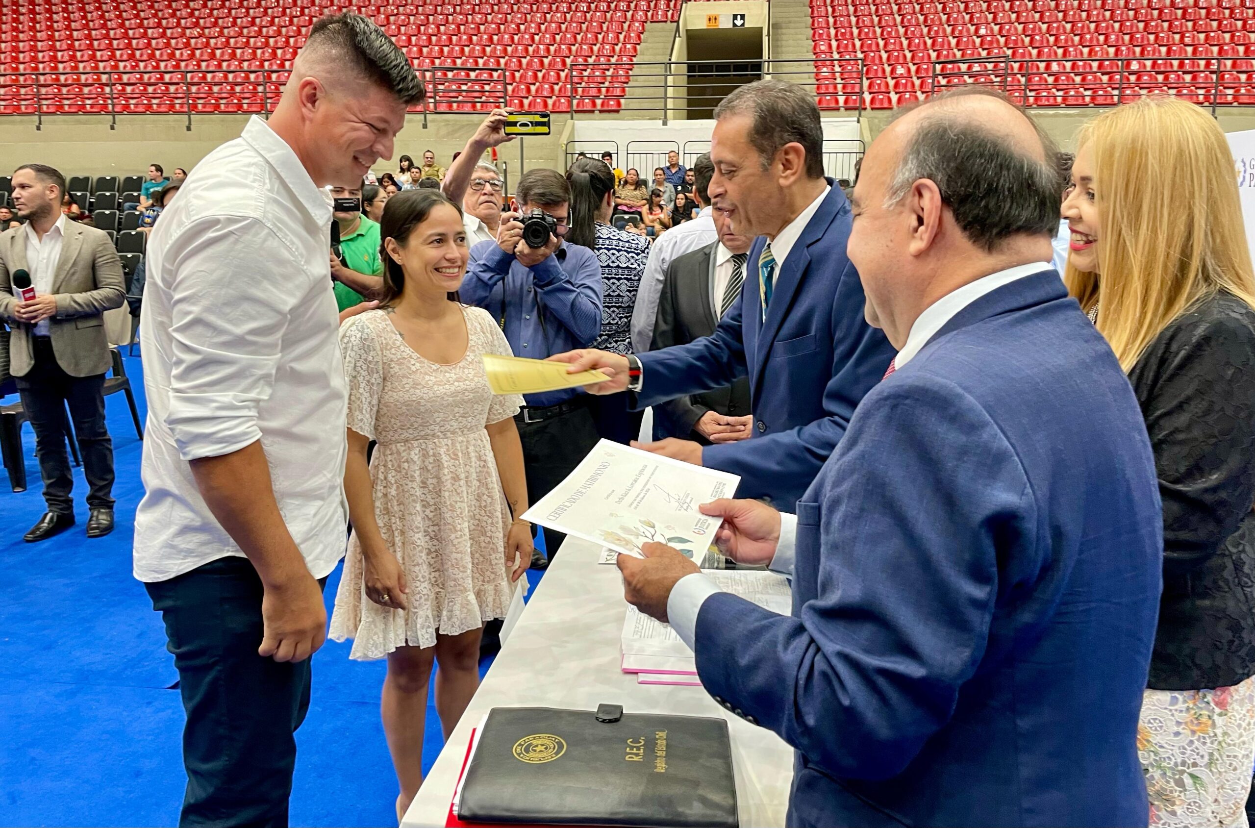 El ministro Angel Barchini entregó sus documentos a los novios. Foto: Ministerio de Justicia.