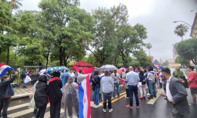 Ciudadanos a favor de Kattya González siguen la sesión frente al Congreso. Foto: Lector de EN Aldo Duarte.