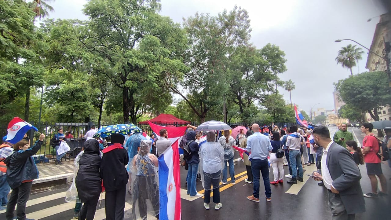 Ciudadanos a favor de Kattya González siguen la sesión frente al Congreso. Foto: Lector de EN Aldo Duarte.