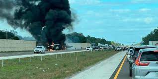 Avión se estrelló en autopista de Florida, Estados Unidos. Foto: LodeHoy.