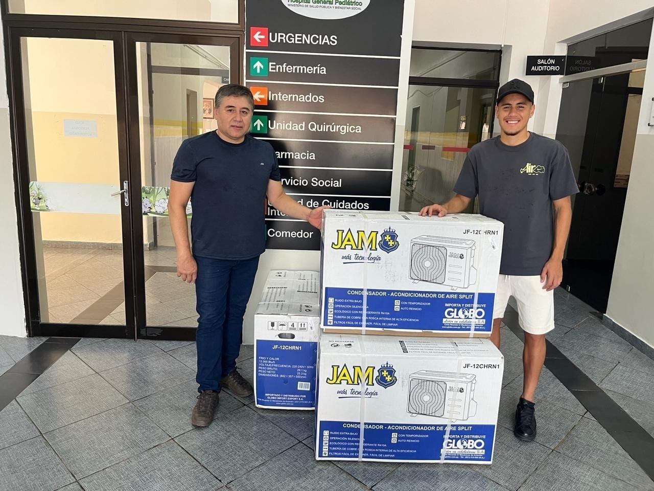 El futbolista Santiago Ocampos Ibarra donó electrodomésticos al Hospital de Acosta Ñu. Foto: Gentileza.