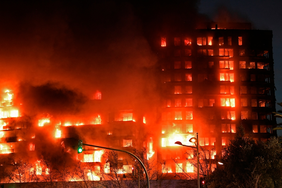 Incendio en el edificio de Valencia, España. Foto: CNN.