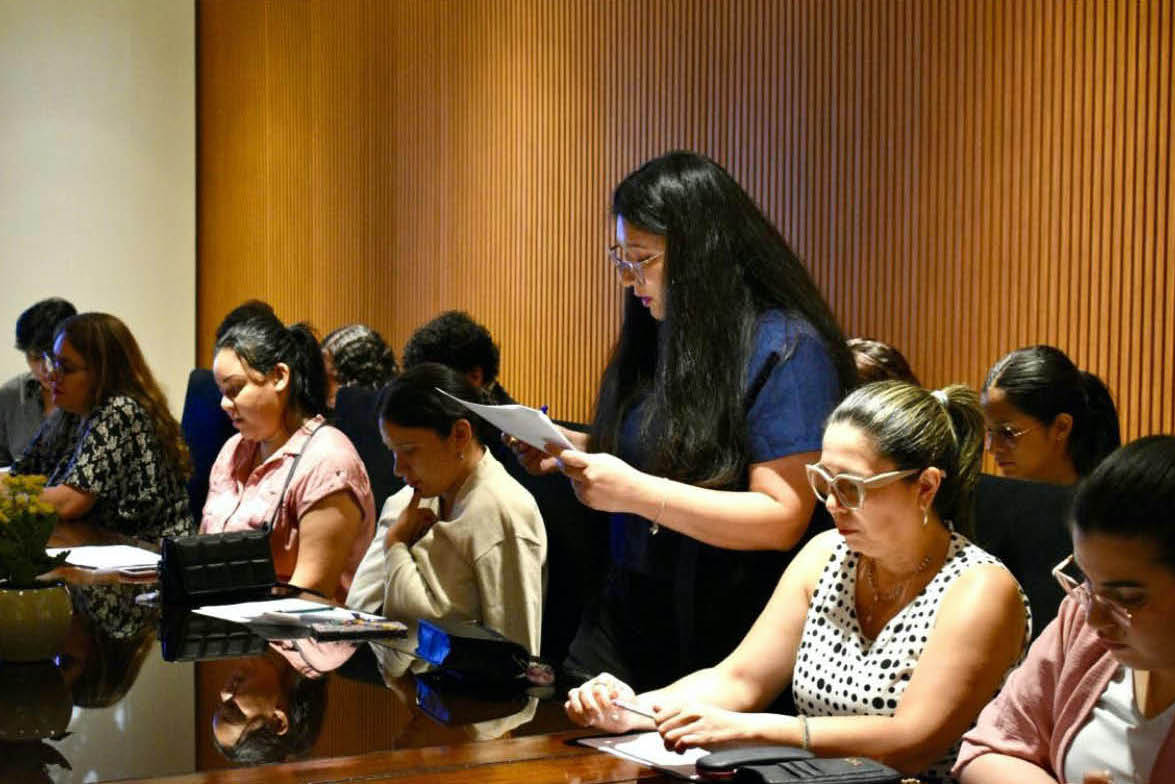 Lectura de poemas en la Embajada de Corea. Cortesía