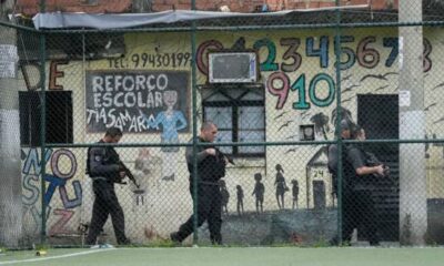 Agentes de la policía realizan un operativo contra el crimen organizado en el complejo de favelas Mare, en Río de Janeiro (AP Foto/Silvia Izquierdo/Foto de archivo)