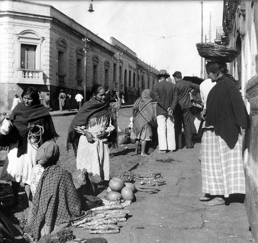 Mujeres en las calles de Asunción, ca. 1940. Fotografía atribuida a Liber Friedman 