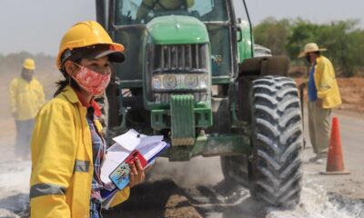 Mujer trabajando en obras. foto: Gentileza