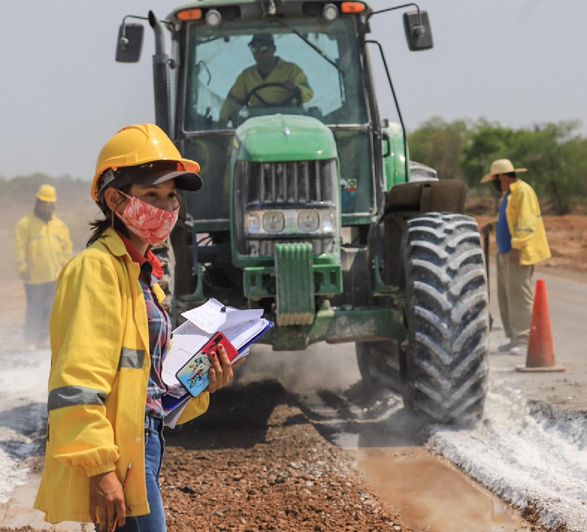 Mujer trabajando en obras. foto: Gentileza