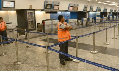 Huelga en trabajadores aeroportuarios afecta a miles de pasajeros. Foto: Clarín.