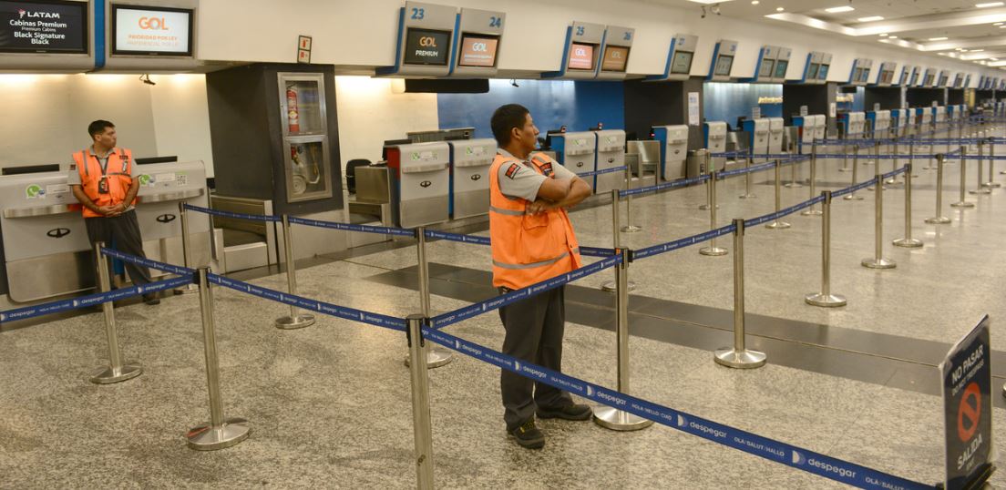 Huelga en trabajadores aeroportuarios afecta a miles de pasajeros. Foto: Clarín.