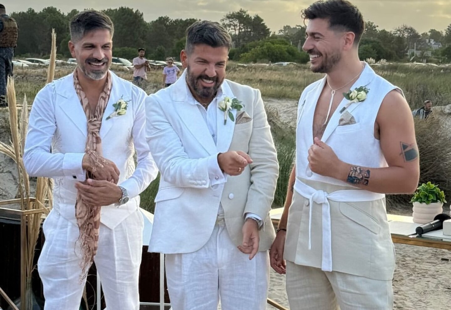 Singular boda de tres novios en Uruguay se selló con emotivo festejo. Foto: El País Uruguay.