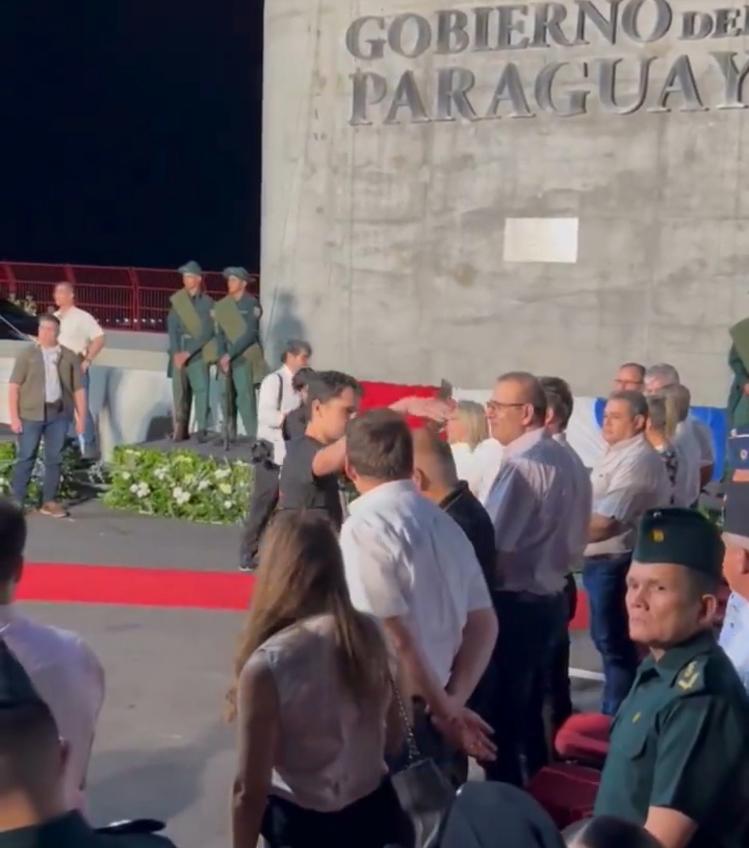 Momento en que lanzan sobre el senador billetes falsos. Foto: Captura de pantalla.