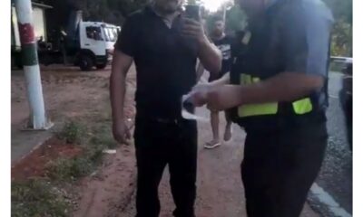 Hombre discute con el agente de la PMT. Foto: Captura de pantalla.