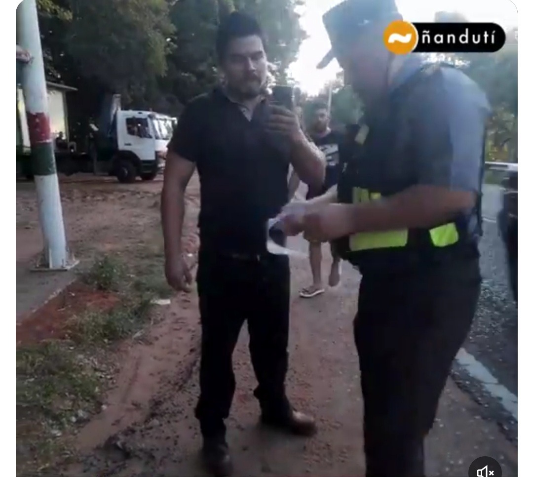 Hombre discute con el agente de la PMT. Foto: Captura de pantalla.