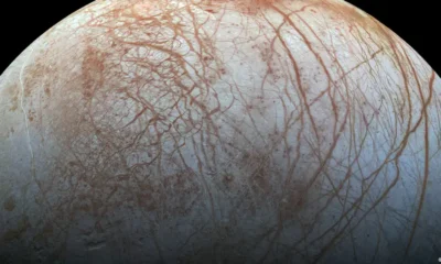 Europa es conocida como la "luna helada", y hasta ahora se había pensado que la presencia de hielo equivaldría a la de oxígeno en grandes cantidadesImagen: NASA/JPL-Cal