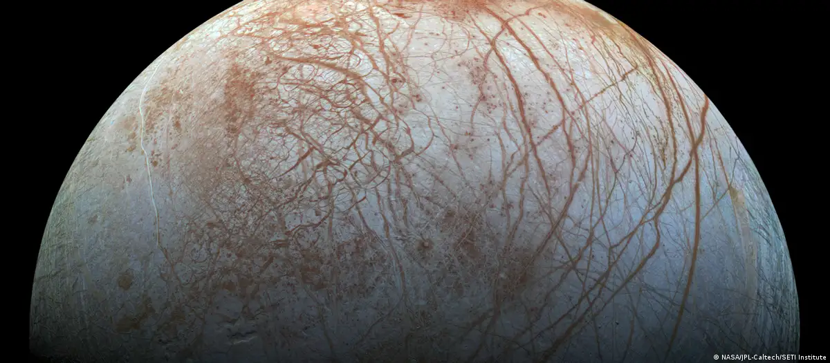 Europa es conocida como la "luna helada", y hasta ahora se había pensado que la presencia de hielo equivaldría a la de oxígeno en grandes cantidadesImagen: NASA/JPL-Cal