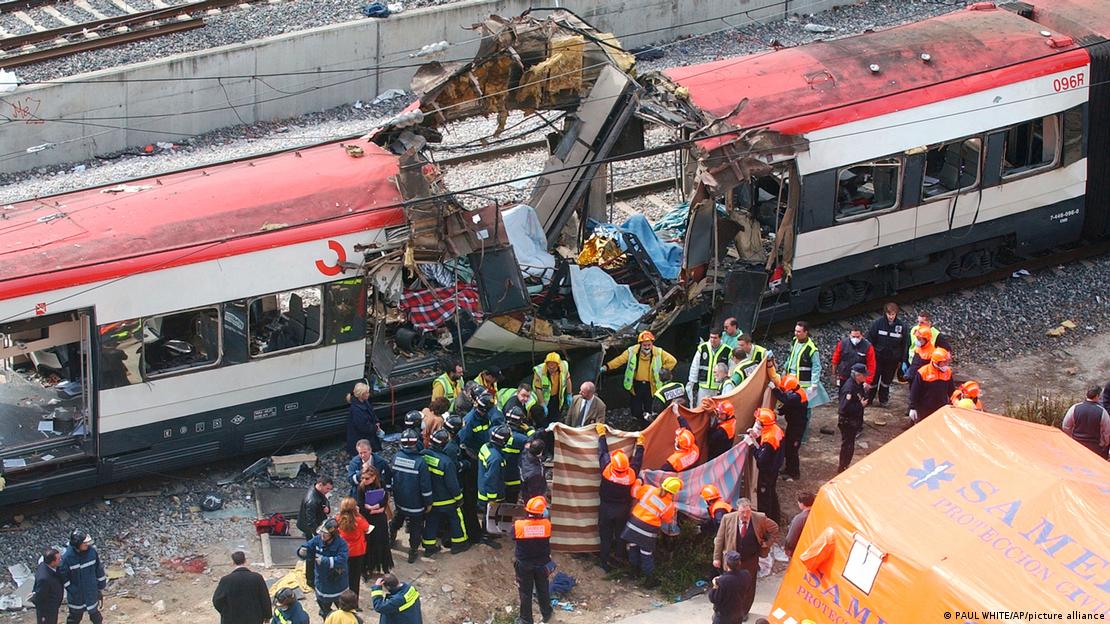 Así ququedó el tren diez bombas con temporizadores colocadas en cuatro trenes suburbanos con destino a la estación de Atocha. Foto: DW.