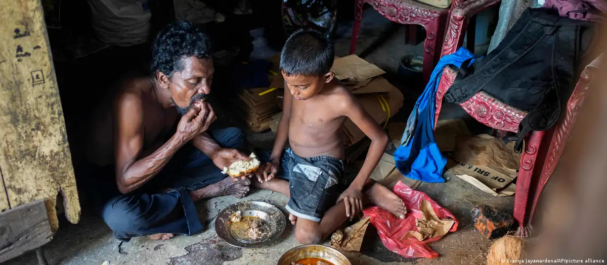 La pobreza y la desigualdad son, para muchos, parte de su vida cotidiana, como en la imagen en Sri Lanka. DW