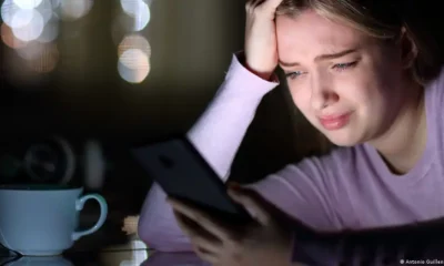 Ser víctima de ciberacoso: el 15 por ciento de los adolescentes sufrieron ciberacoso, según un estudio de la OMS/Europa, y las tasas aumentan desde 2018 en chicos y chicas. Foto: DW.