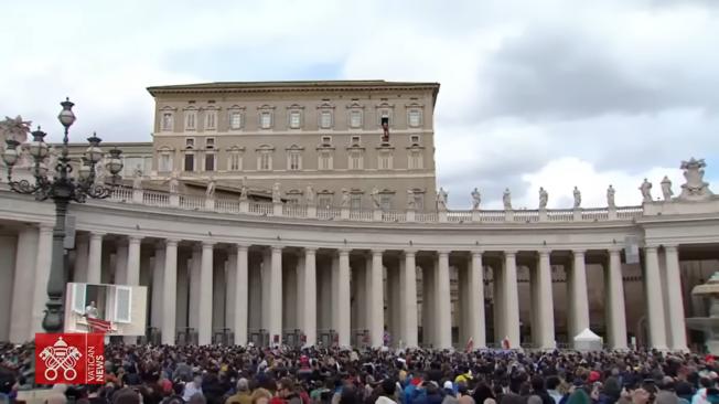 El Papa dando su reflexión desde La Plaza Mayor. Foto: Vaticano News YouTube.