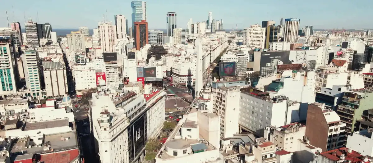 Una imagen aérea del centro de Buenos Aires, Argentina. En algunos países de América Latina existen ciertas normativas ante plataformas como Airbnb, pero la falta de revisión y cumplimiento demora la aplicación de una regulación estricta. Foto: DW.