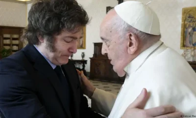 Javier Milei y el Papa Francisco. Foto: DW.