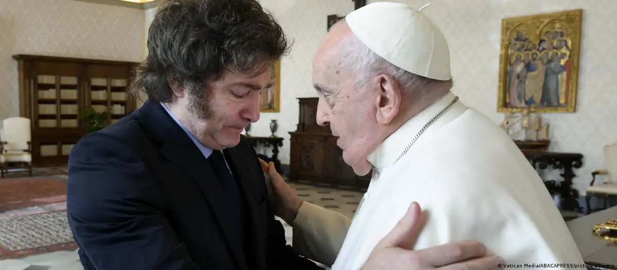 Javier Milei y el Papa Francisco. Foto: DW.