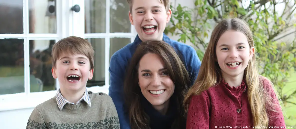 Foto de Kate Middleton y sus hijos, presuntamente generada con ayuda de inteligencia artificial. Foto: DW.