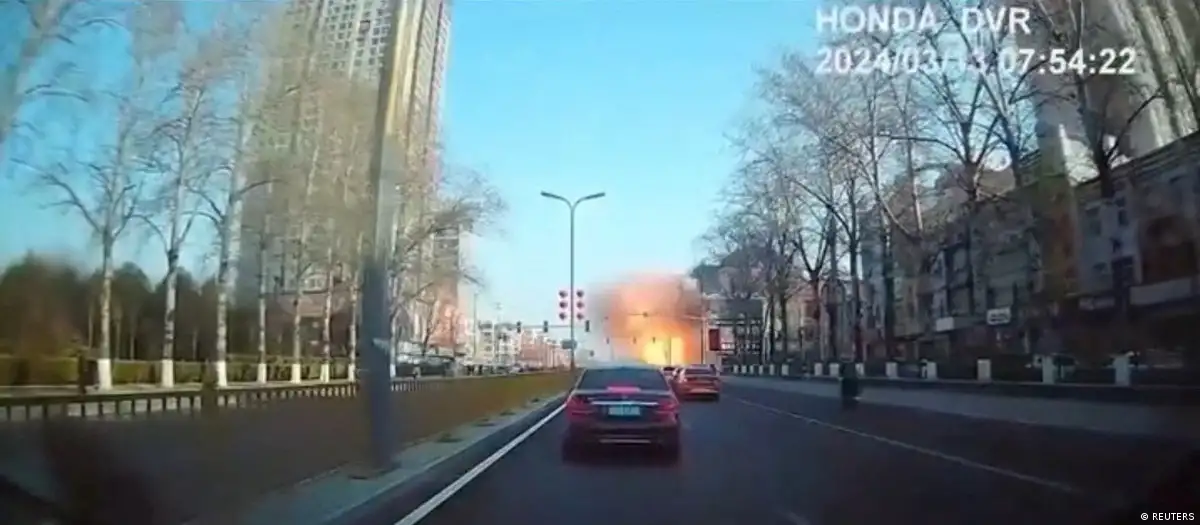 Los medios estatales chinos dijeron que los trabajadores de emergencias acudieron rápidamente al sitio de la explosión el miércoles (13.03.2024). El departamento de bomberos local aseguró se desplegaron 36 vehículos y 154 empleados. Foto: DW.