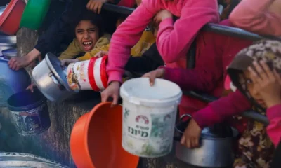 Hambre en la Franja de Gaza: niños esperando a recibir alimentos. Foto: DW.