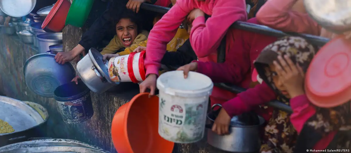 Hambre en la Franja de Gaza: niños esperando a recibir alimentos. Foto: DW.