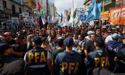 Protestas en Argentina contra las meedidas asumidas por Javier Milei. Foto: DW.