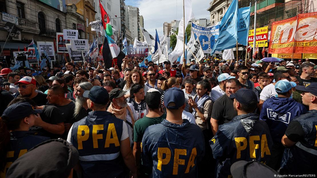 Protestas en Argentina contra las meedidas asumidas por Javier Milei. Foto: DW.