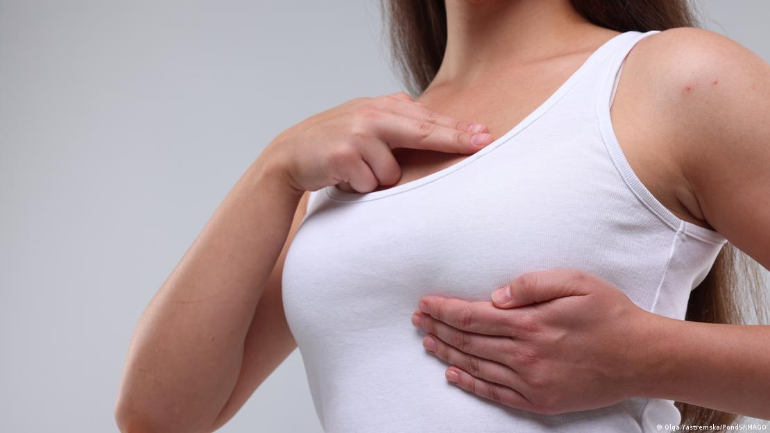 Un diminuto dispositivo que cabe en un sostén con la finalidad de salvar vidas de pacientes a partir de controlar la presencia y crecimiento tumoral de cáncer. Foto: DW.