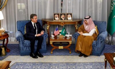 Antony Blinken, secretario de Estado de EE. UU., durante su visita a Arabia Saudita, junto a su homólogo saudita, Faisal bin Farhan Al Saud. Foto: DW.