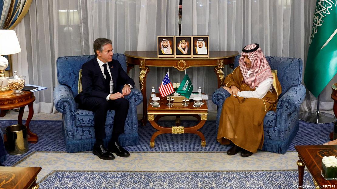 Antony Blinken, secretario de Estado de EE. UU., durante su visita a Arabia Saudita, junto a su homólogo saudita, Faisal bin Farhan Al Saud. Foto: DW.