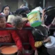 Niños y adultos tratan de conseguir alimentos en la Franja de Gaza. Foto: DW.