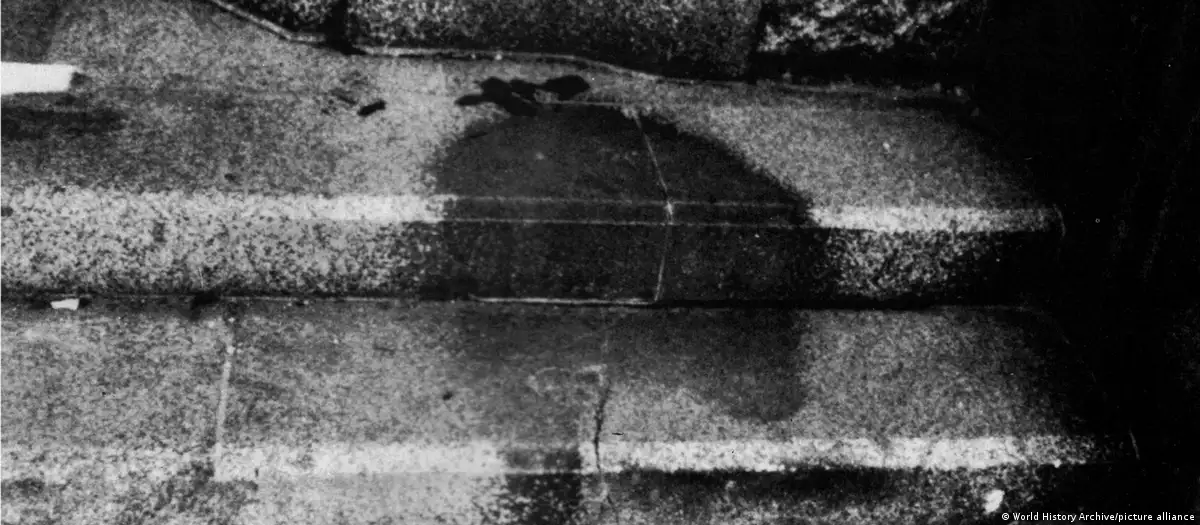 La sombra de un hombre de Hiroshima en los escalones de piedra de un banco local. Foto: DW.