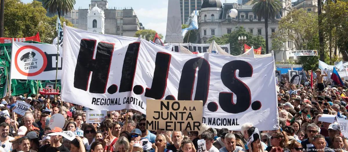 Miles de argentinos acudieron a la convocatoria de las Madres de la Plaza de Mayo para conmemorar el Día de la Memoria por el golpe de Estado de 1976. Foto: Igor Wagner/ZumaWire/IMAG