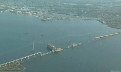 Una larga sección del puente Francis Scott Key cayó tras el choque del buque. Las autoridades lograron detener el tráfico sobre esa ruta momentos antes de la colisión. Foto: DW.