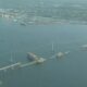 Una larga sección del puente Francis Scott Key cayó tras el choque del buque. Las autoridades lograron detener el tráfico sobre esa ruta momentos antes de la colisión. Foto: DW.