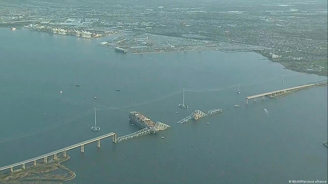 Una larga sección del puente Francis Scott Key cayó tras el choque del buque. Las autoridades lograron detener el tráfico sobre esa ruta momentos antes de la colisión. Foto: DW.