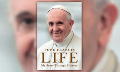 Libro sobre la biografía del Papa Francisco. Foto: Infobae.