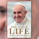 Libro sobre la biografía del Papa Francisco. Foto: Infobae.